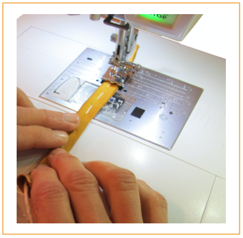 Le passepoil est placé sous le pied de biche